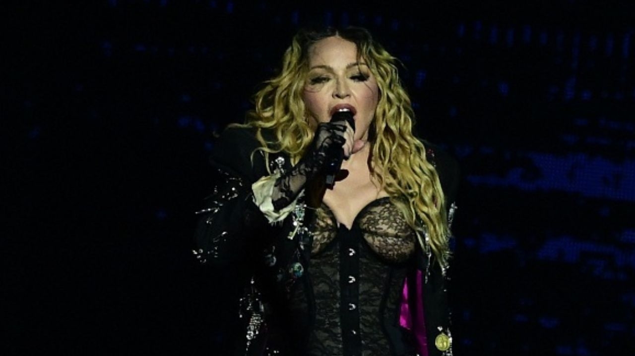 Madonna concentra 1,6 milhão de pessoas em Copacabana  Lorena Bueri