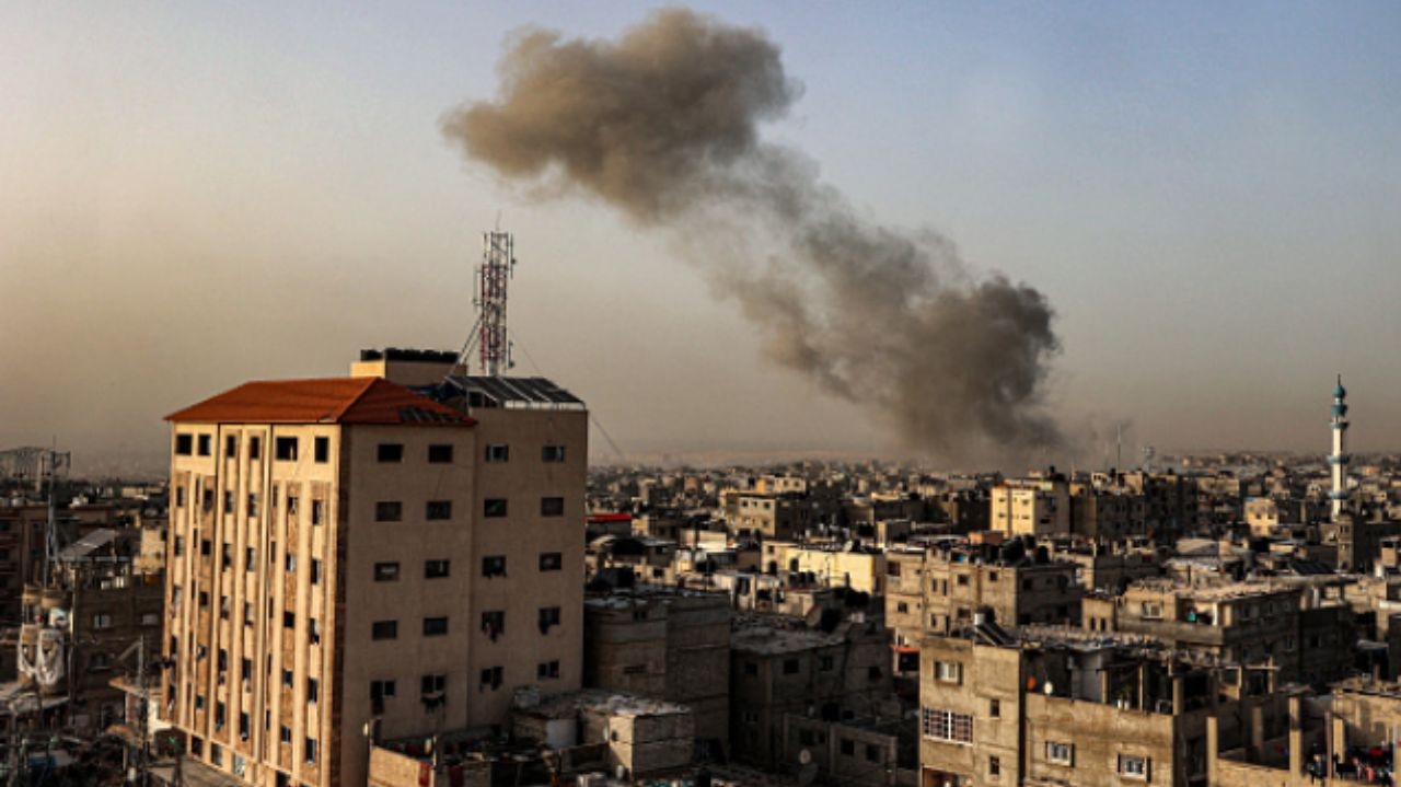 Rafah em Alerta: Israel mantém ofensiva militar após explosões Lorena Bueri