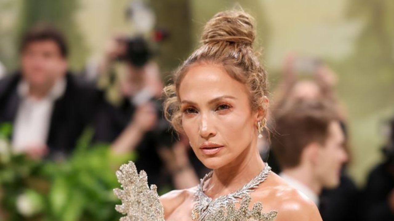 Jennifer Lopez é eleita a mais bem vestida do tapete vermelho Met Gala 2024  Lorena Bueri