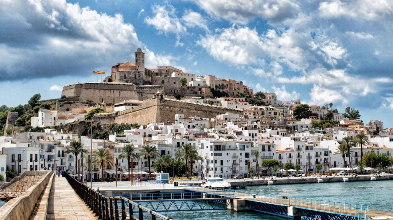 Ibiza proíbe consumo de bebidas alcóolicas e culpa 'Turismo Excessivo' Lorena Bueri