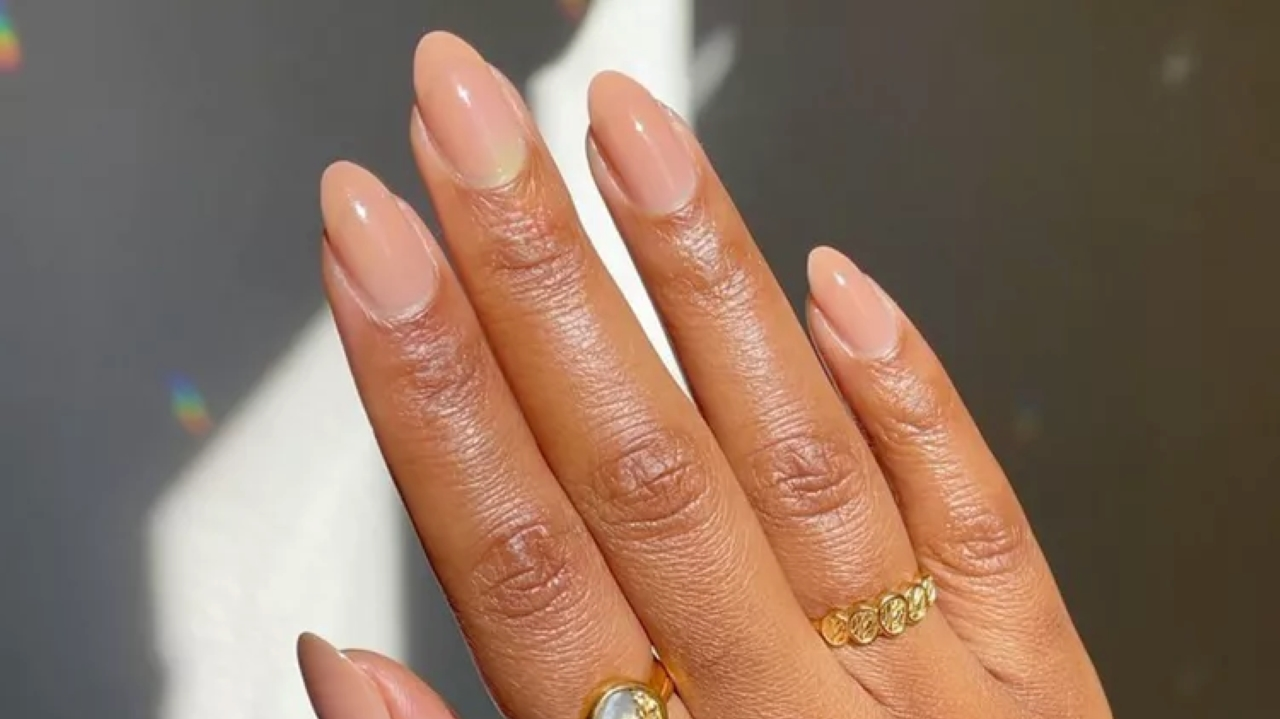 Nail tint é a nova tendência de manicure que está fazendo sucesso na gringa Lorena Bueri