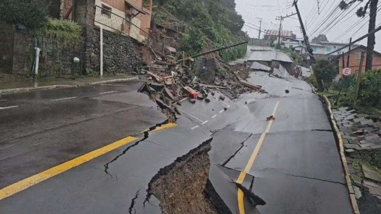 Rua desmorona em Gramado após fortes temporais Lorena Bueri