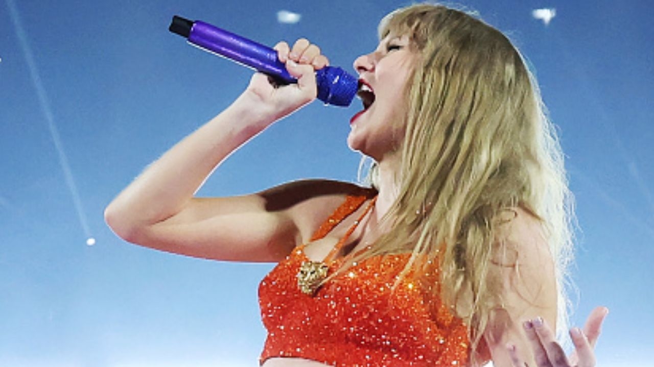 Taylor Swift aparece com figurino com cores do Kansas City Chiefs Lorena Bueri