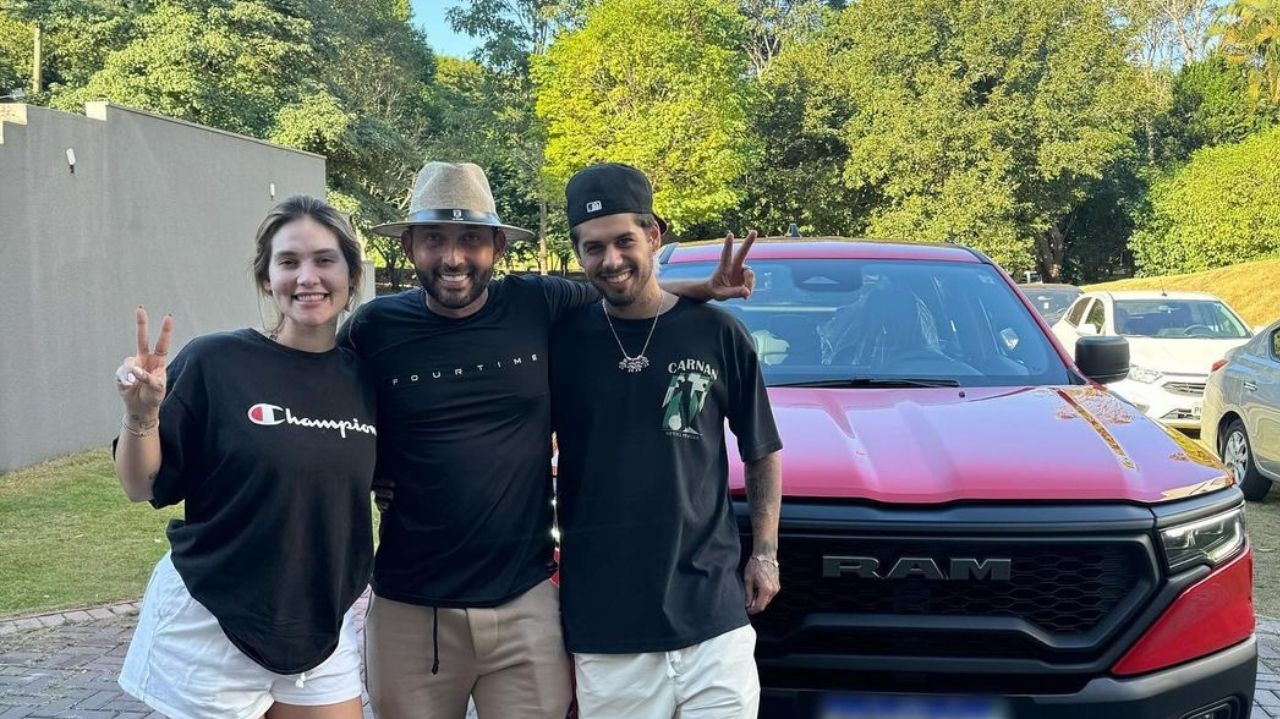 Virginia Fonseca esbanja generosidade e presenteia irmão com Dodge RAM 0 km Lorena Bueri