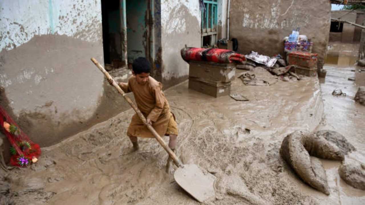 Crianças são resgatadas da lama após inundações no Afeganistão Lorena Bueri