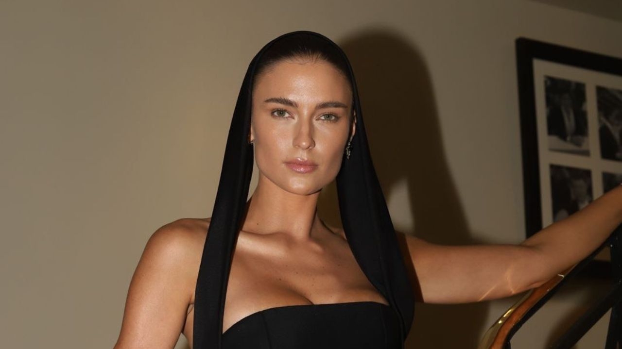 Top model chama atenção em festival de Cannes com vestido ousado Lorena Bueri