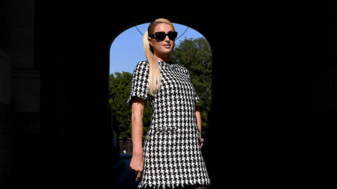 Paris Hilton revela uso de prótese na barriga durante gestação solidária Lorena Bueri