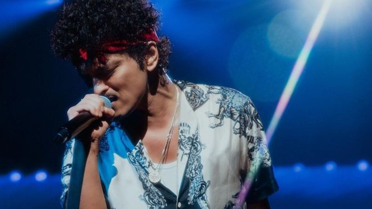 Bruno Mars volta a ocupar a Billboard Brasil Hot 100 após anúncio de shows Lorena Bueri
