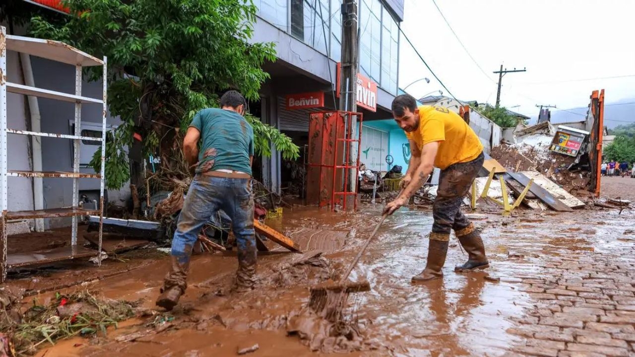 Água começa a baixar em Porto Alegre (RS), mas deixa lama e cheiro de peixe morto para trás Lorena Bueri