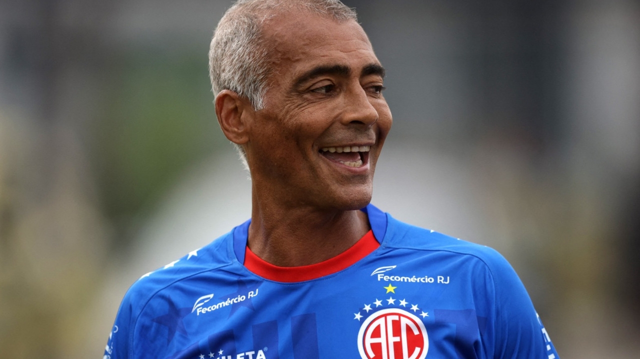 Romário, aos 58 anos, voltará a jogar no sábado pelo América Lorena Bueri