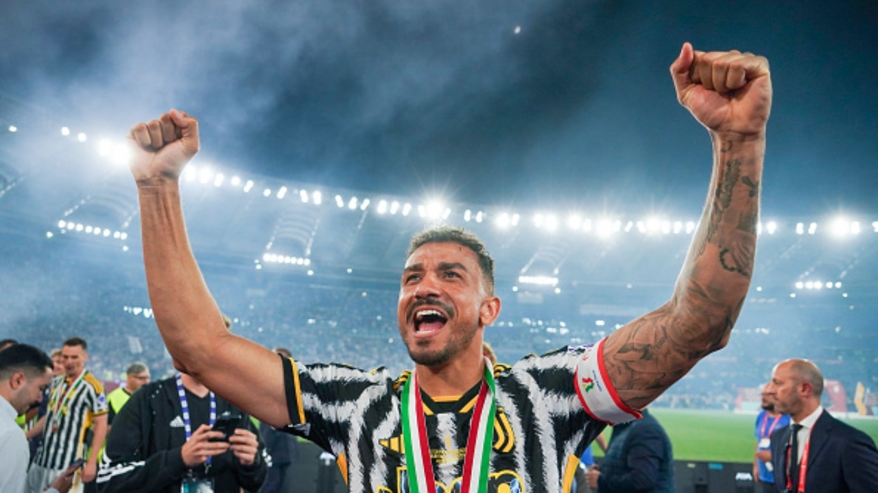Danilo da Juventus quebra marca de décadas ao erguer a taça de campeão Lorena Bueri
