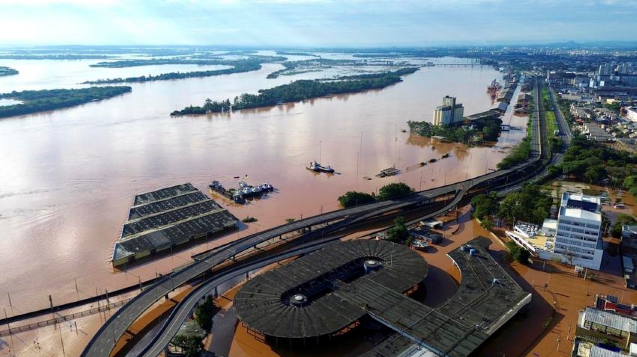 Moradores de Porto Alegre retornam às suas casas após nível da água diminuir para conferir danos Lorena Bueri