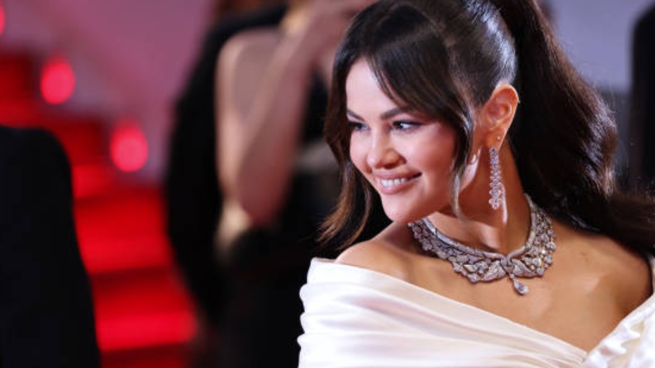 Selena Gomez brilha com alta joalheria da Bulgari em Cannes Lorena Bueri