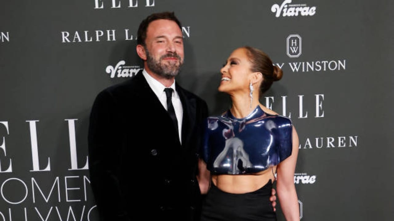Após rumores de divórcio, Ben Affleck e JLo são vistos usando aliança de casamento Lorena Bueri