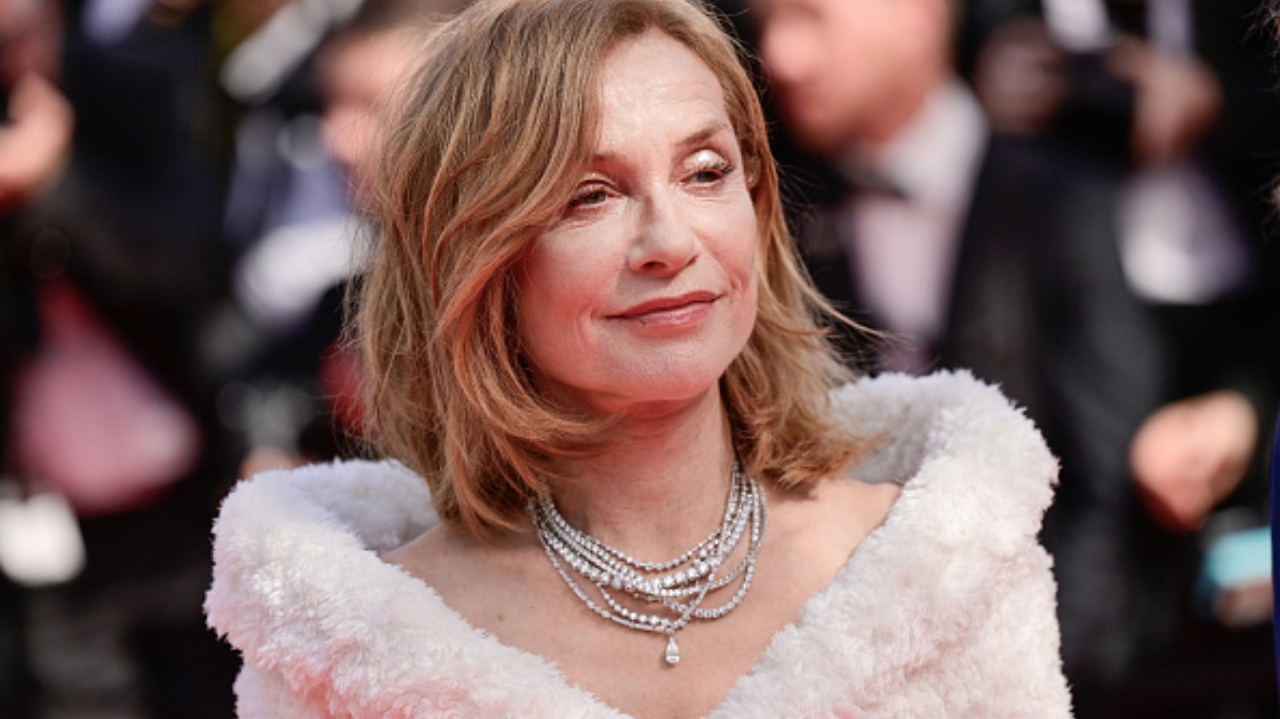 Isabelle Huppert impressiona Cannes com figurino que imita um roupão de banho Lorena Bueri