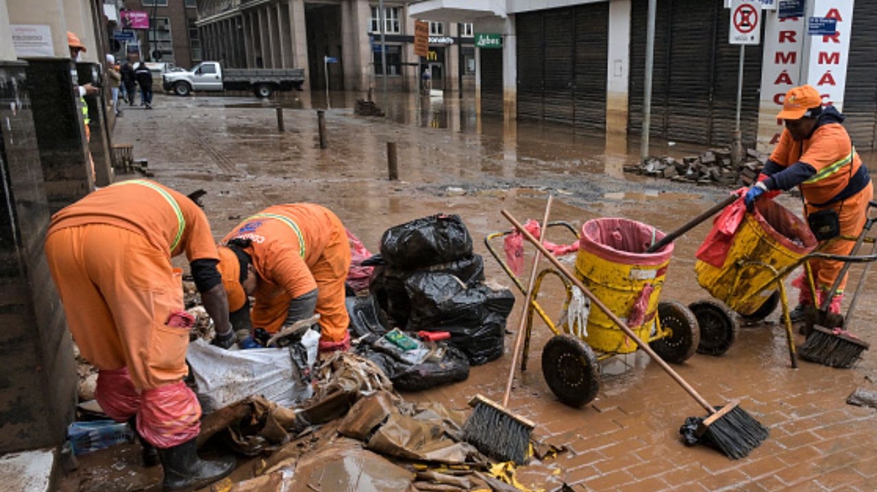 Garis retiram mil toneladas de resíduos em Porto Alegre  Lorena Bueri