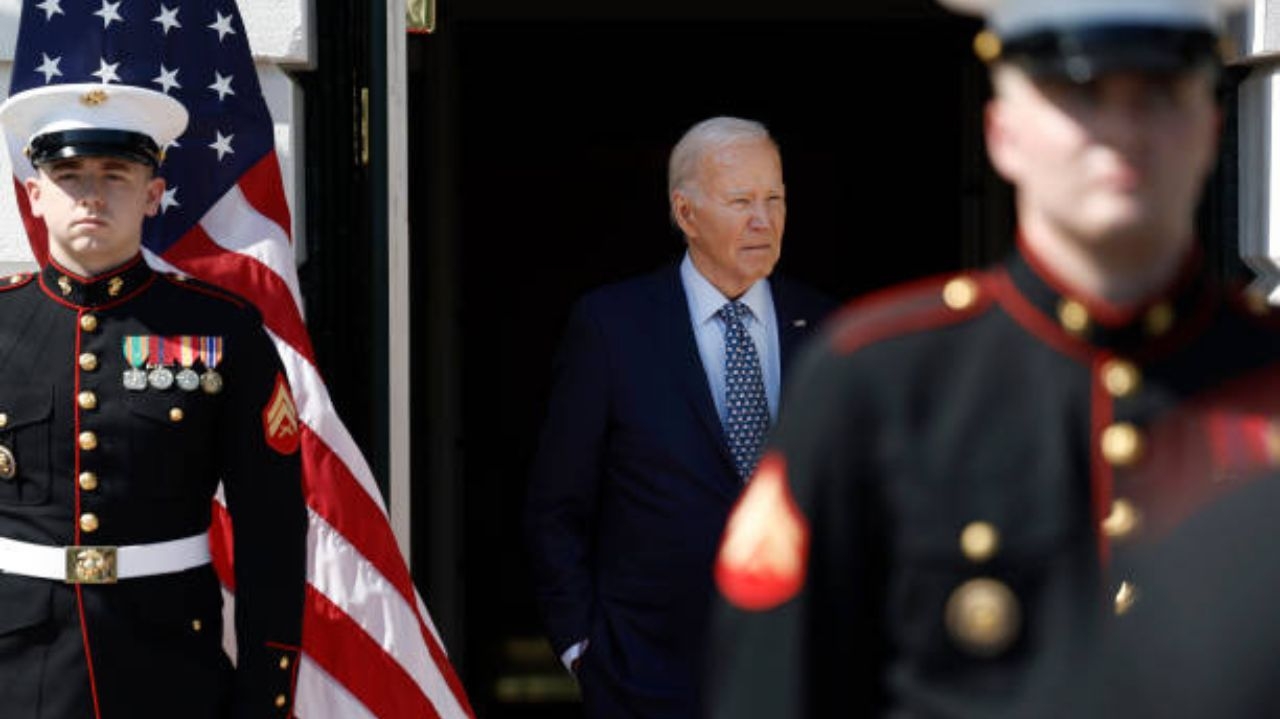 Biden impõe novas sanções contra a China e volta a taxar produtos de importação  Lorena Bueri