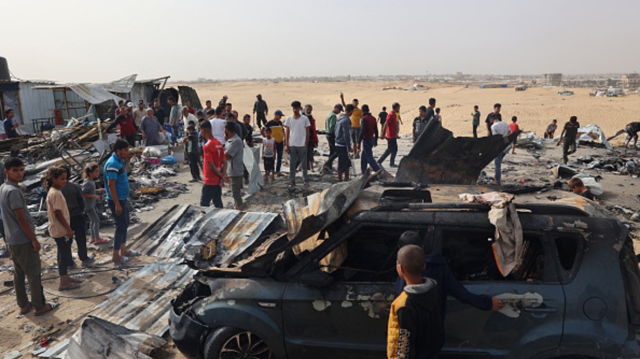 Ataque de Israel a campo de refugiados em Rafah mata 45 pessoas  Lorena Bueri