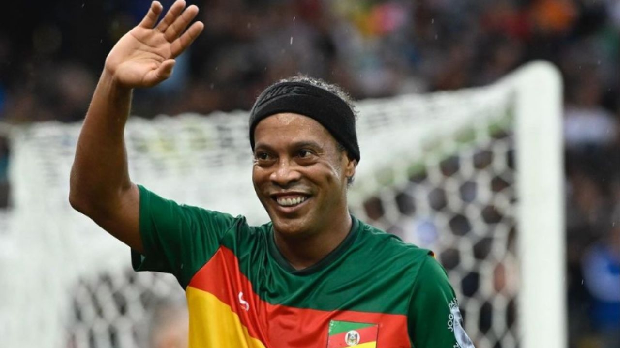 Ronaldinho Gaúcho marca dois gols no 'Futebol Solidário' e é ovacionado no Maracanã Lorena Bueri