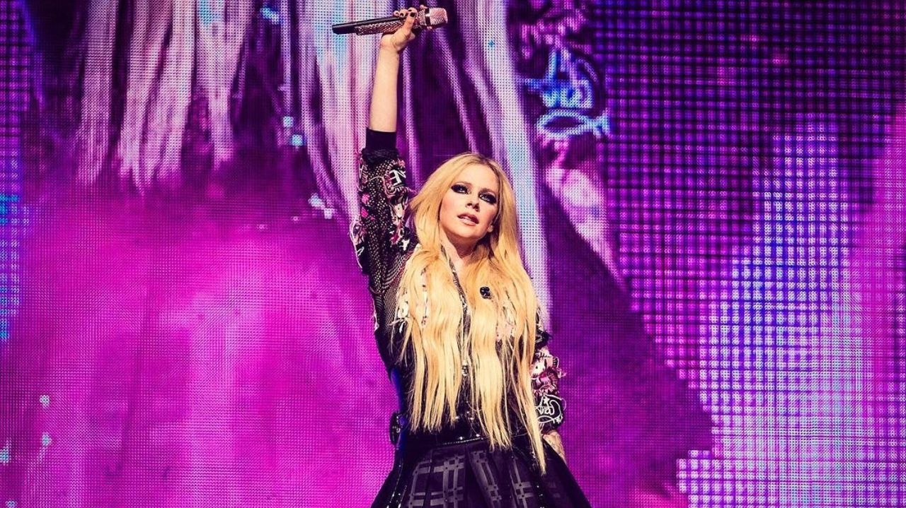 Avril Lavigne adiciona faixas em turnê 'Greatest Hits' após reclamações Lorena Bueri