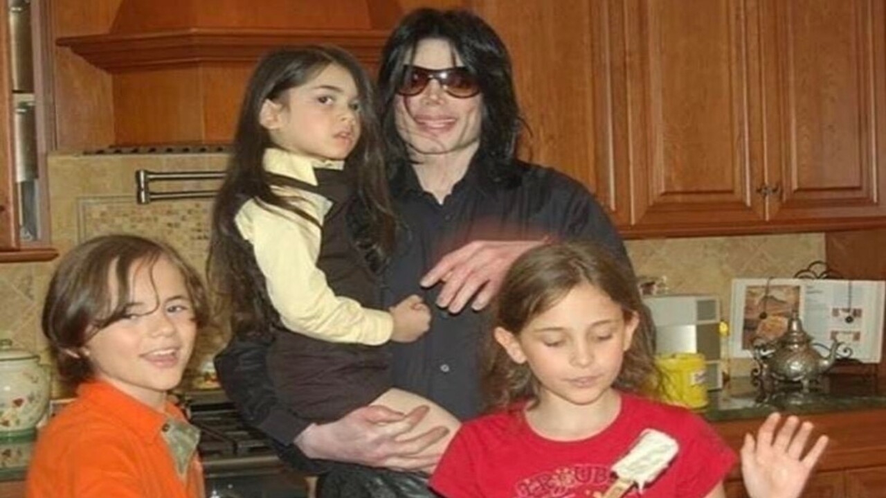 Revista People afirma que filhos e mãe de Michael Jackson perderam acesso à herança   Lorena Bueri