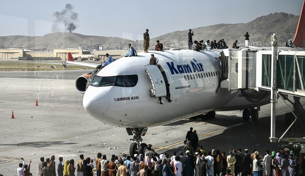 Multidão invade o aeroporto de Cabul; tumulto deixa mortos Lorena Bueri