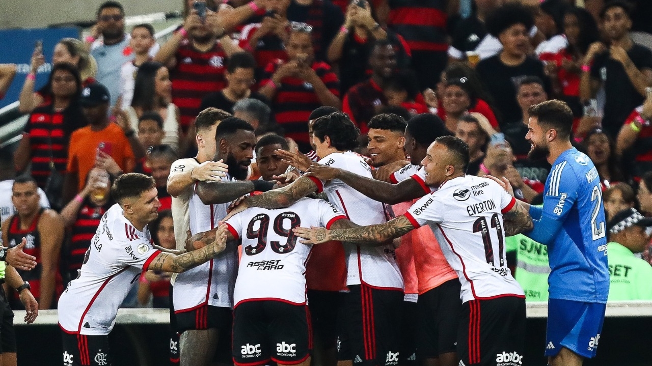 Flamengo derrota Vasco em goleada no Maracanã Lorena Bueri