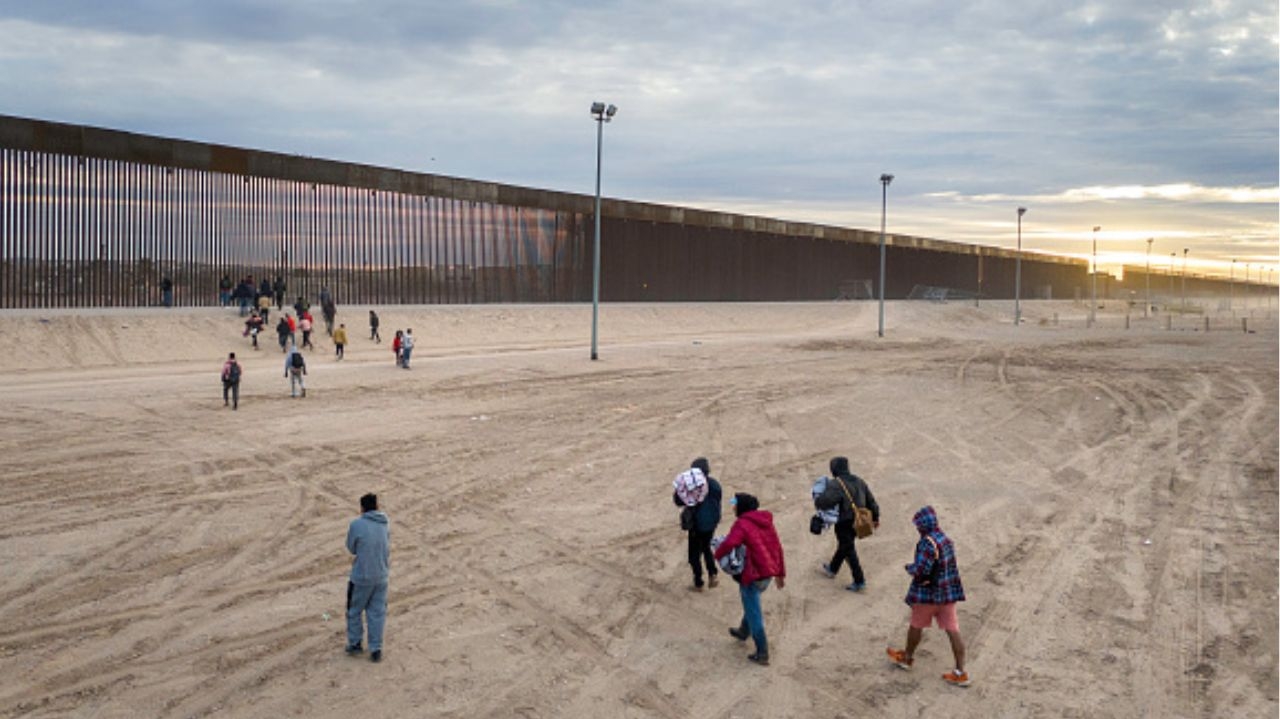 Biden ameaça fechar temporariamente fronteira México-EUA Lorena Bueri