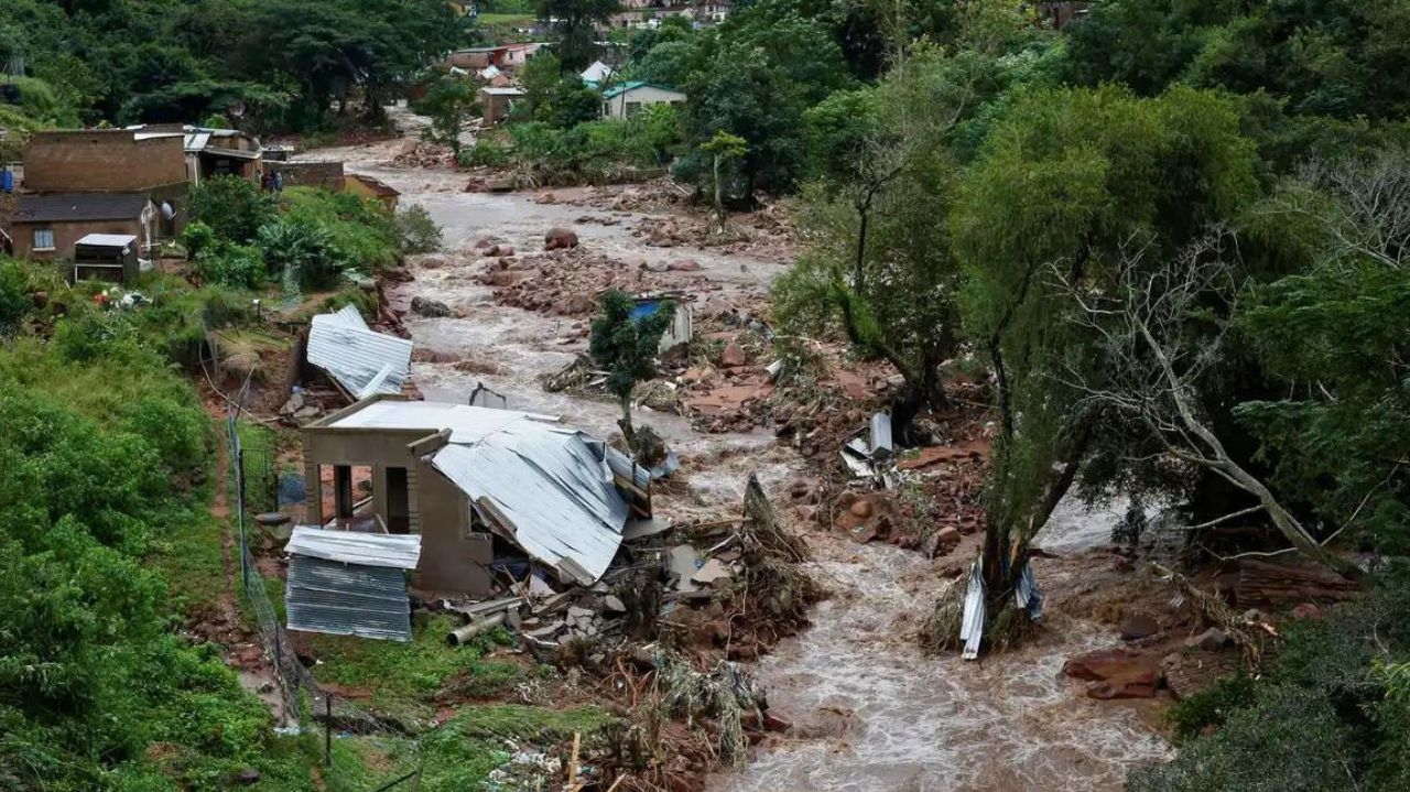 Inundações e deslizamentos na África do Sul deixam 12 mortos  Lorena Bueri