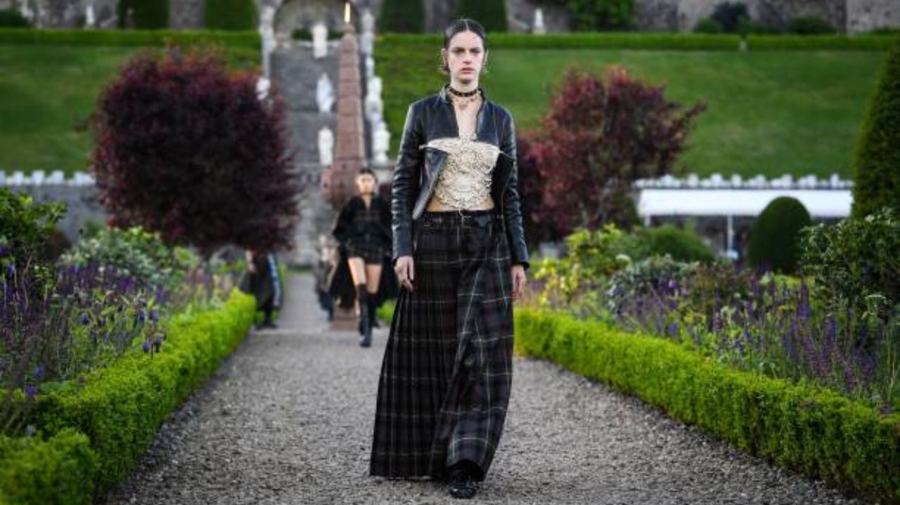Confira a volta do estilo punk escolhido para a Dior Cruise 2025 Lorena Bueri