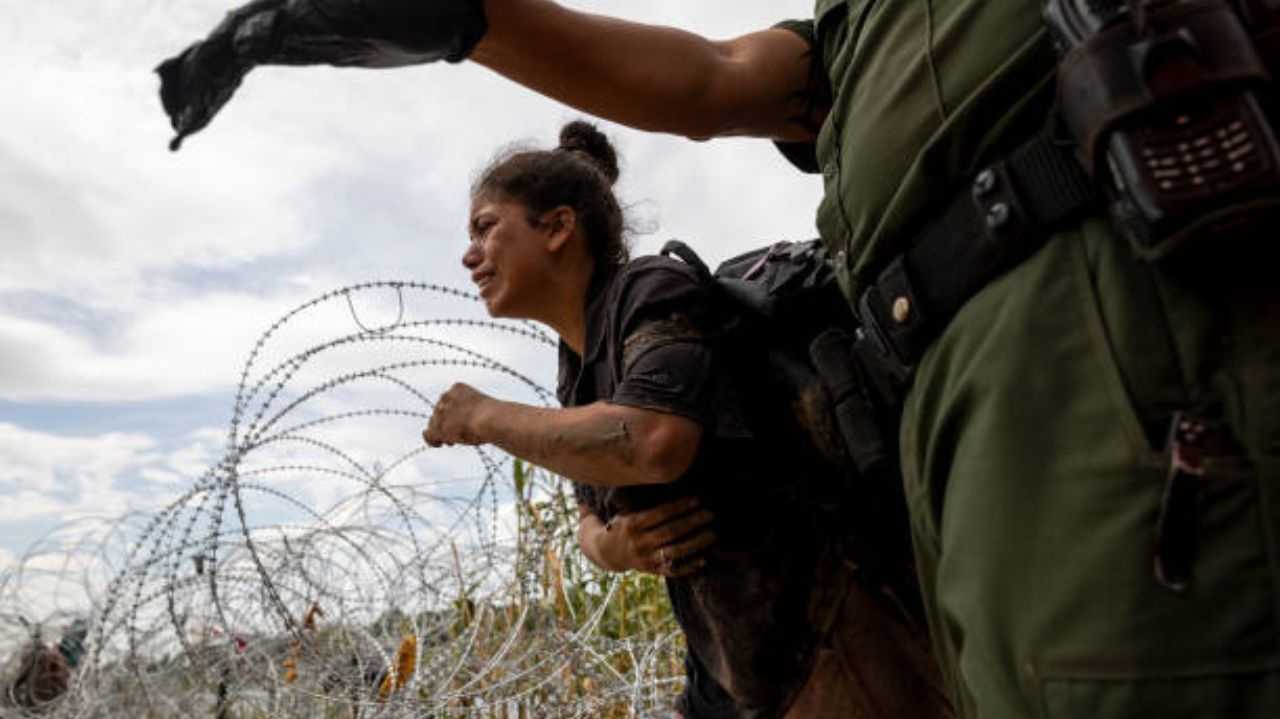 Biden autoriza fechamento temporário da fronteira com o México e deportação de imigrantes Lorena Bueri