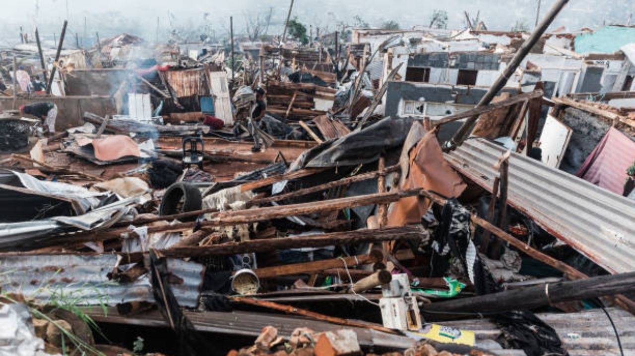 Tornado devastador atinge casas na África do Sul Lorena Bueri