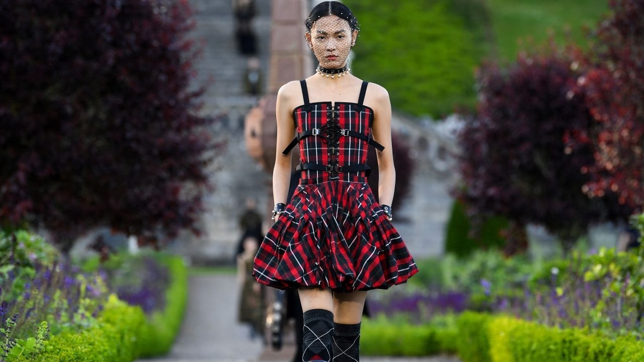 Dior exibe nova coleção em castelo na Escócia Lorena Bueri