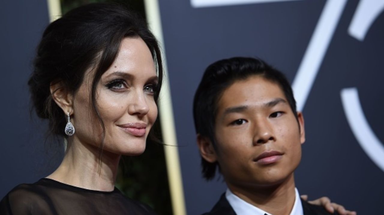 Internet relembra postagens onde Pax, filho de Angelina Jolie, ofendia seu pai, Brad Pitt Lorena Bueri