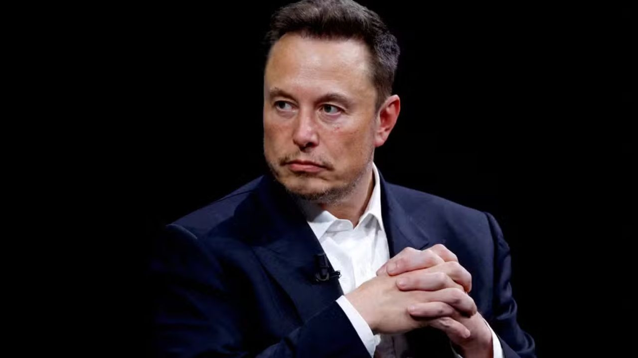 Elon Musk considera banir dispositivos Apple em suas empresas após parceria com a OpenAI Lorena Bueri