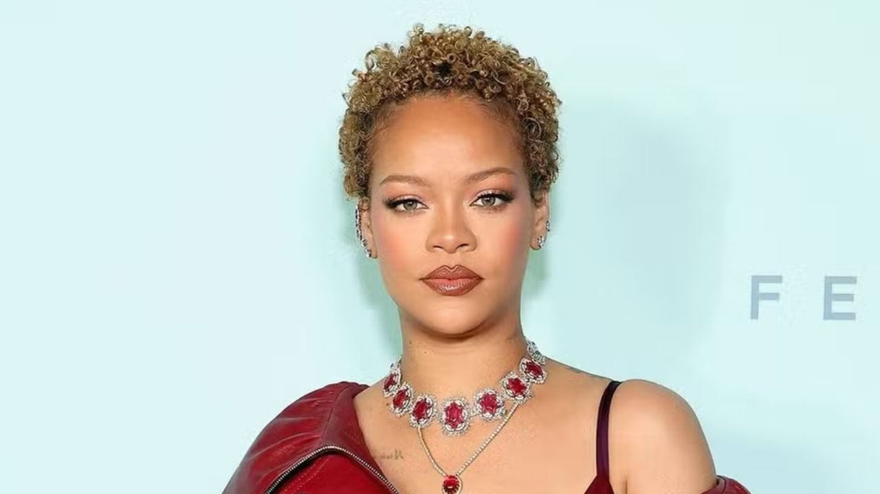 Rihanna revela cabelo natural em evento de sua marca na Califórnia Lorena Bueri