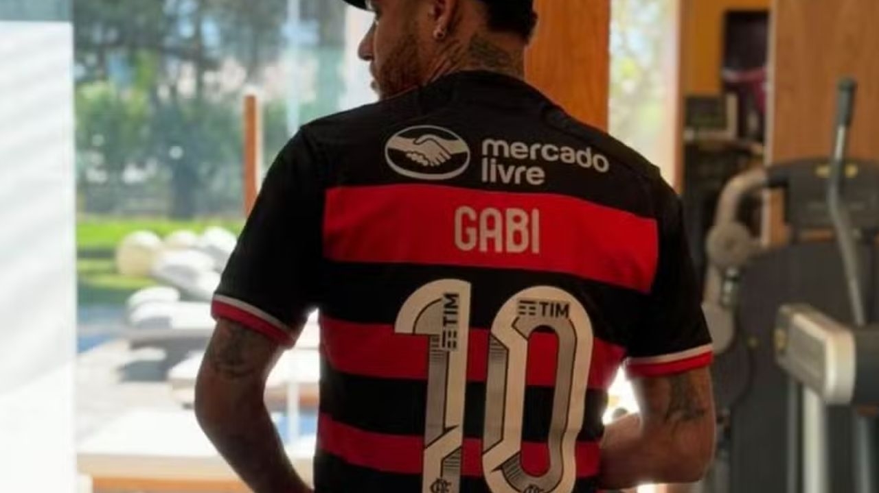 Neymar aparece nas redes sociais vestindo camisa do Flamengo e recebe resposta de Gabigol Lorena Bueri