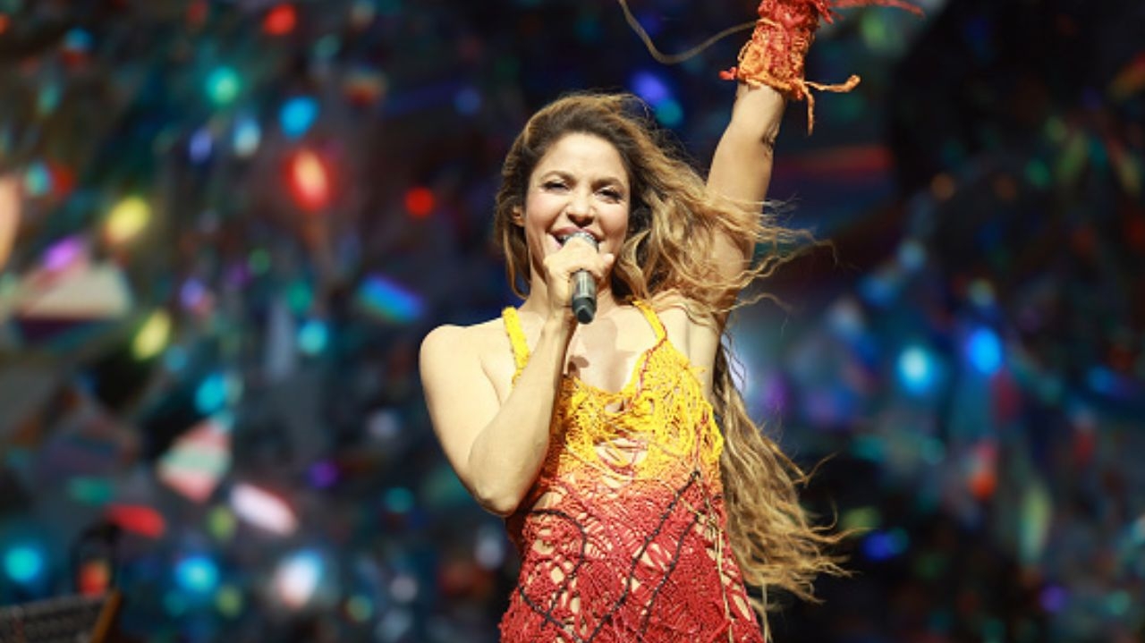 Shakira se emociona com multidão em show surpresa na Times Square Lorena Bueri