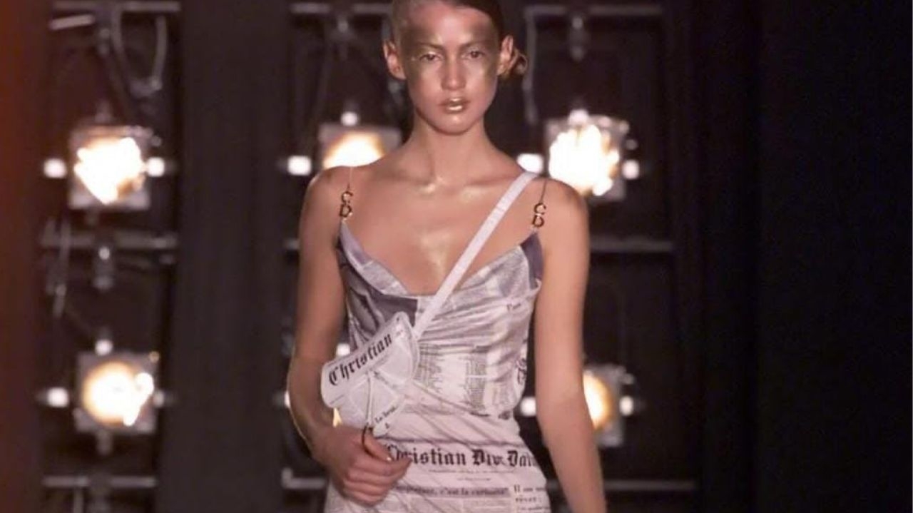 Vestido de estampa de jornal da Dior é leiloado por US$ 82 mil Lorena Bueri