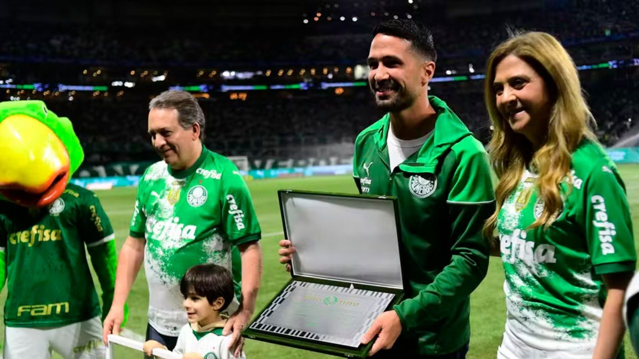 Luan recebe homenagens em sua despedida e ganha placa do Palmeiras Lorena Bueri