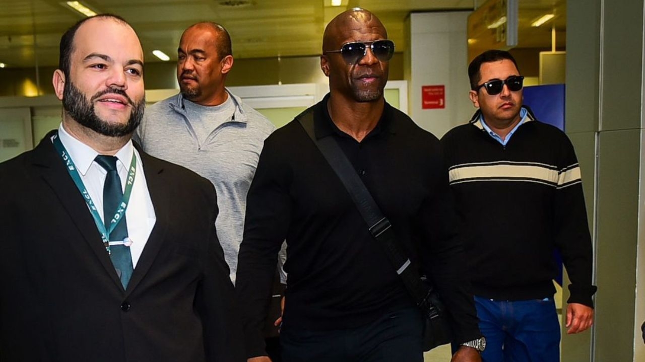 Terry Crews desembarca em São Paulo para comparecer ao Spaten Night Fight Lorena Bueri