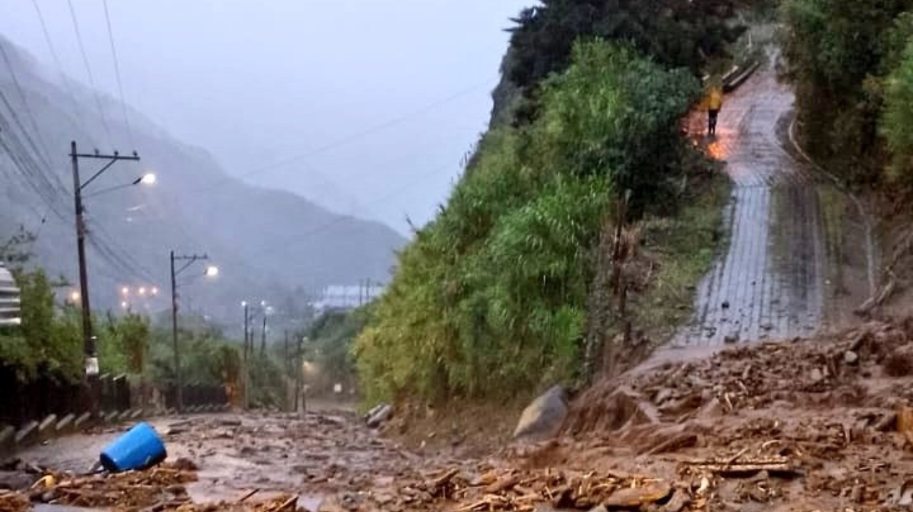 Fortes chuvas no Equador provocam deslizamentos e deixam seis mortos  Lorena Bueri