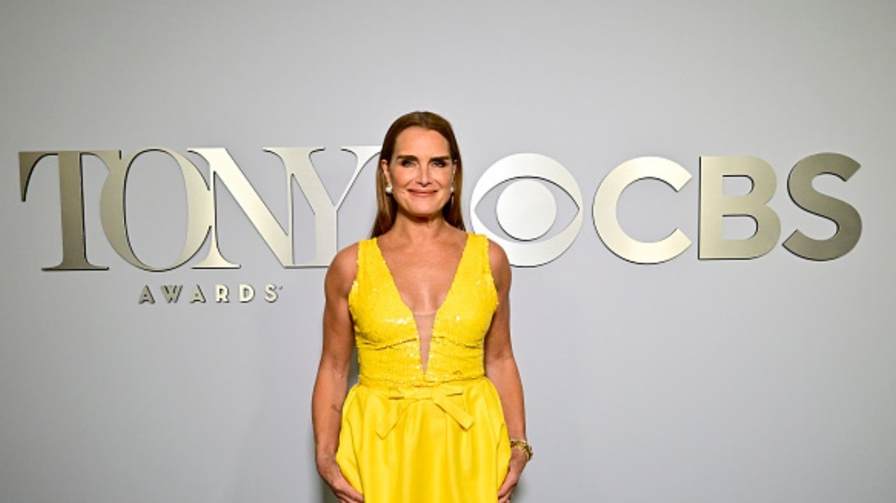 Brooke Shields atrai olhares com sapato estilo Crocs no Tony Awards Lorena Bueri