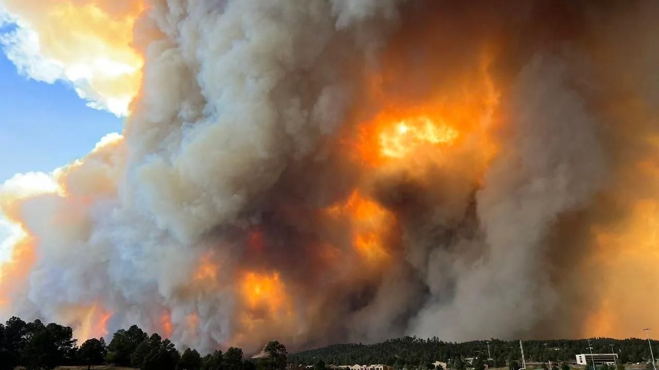 Incêndios nos EUA fazem milhares de pessoas abandonarem suas casas Lorena Bueri