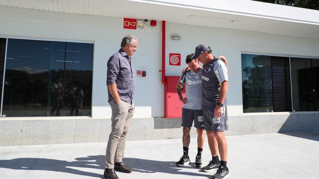 Bernard vai ao CT do Atlético Mineiro para se preparar para estreia Lorena Bueri