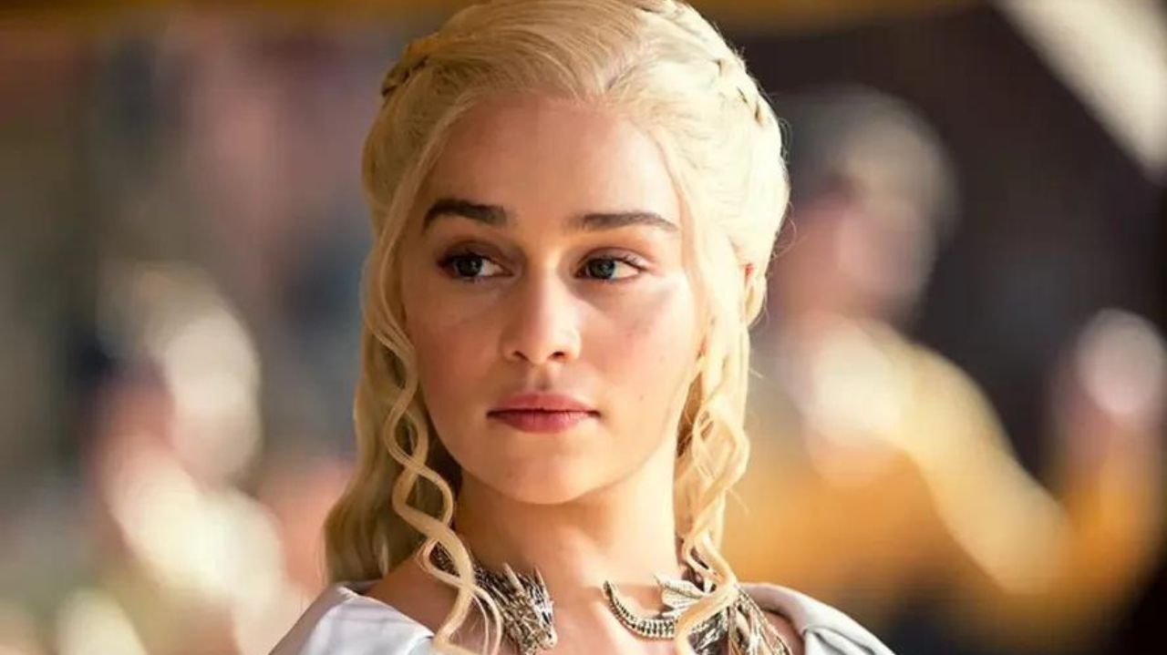 Emilia Clarke decide não assistir “A Casa do Dragão” Lorena Bueri
