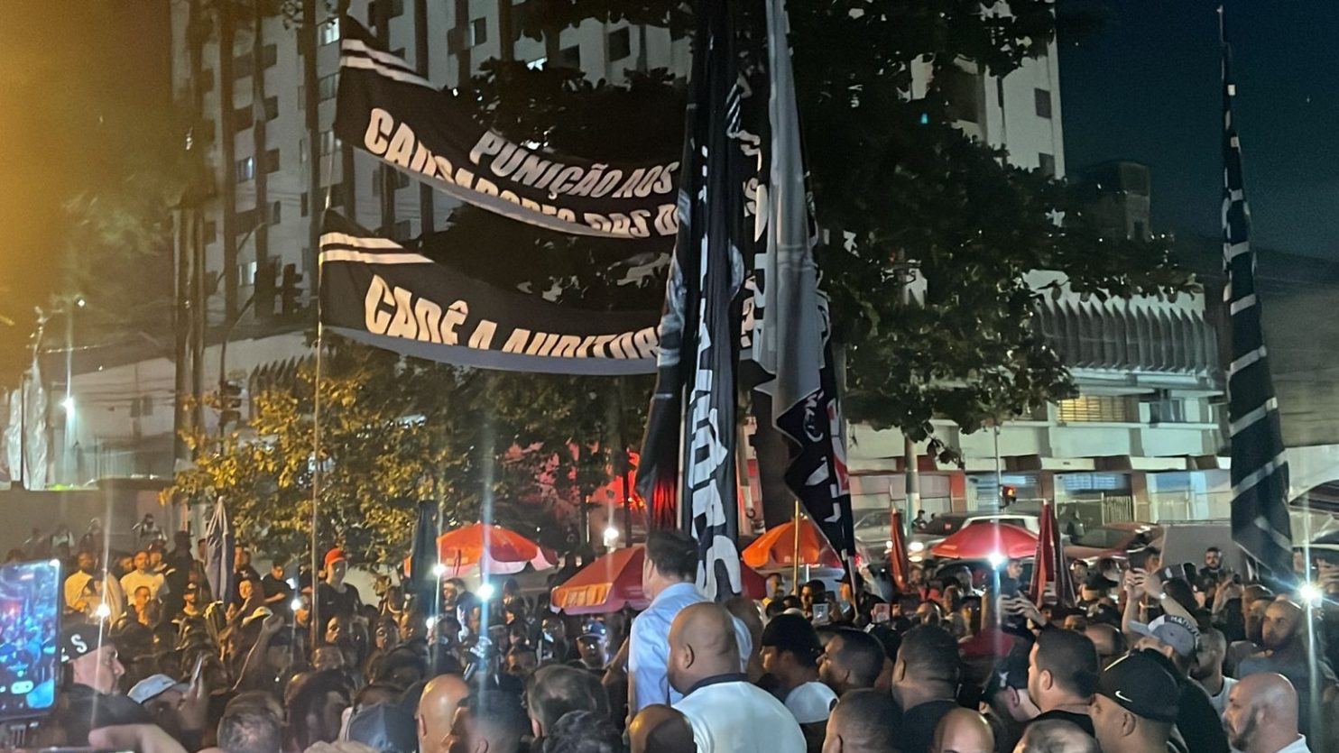 Corinthians sofre protesto de organizadas em momento de crise Lorena Bueri