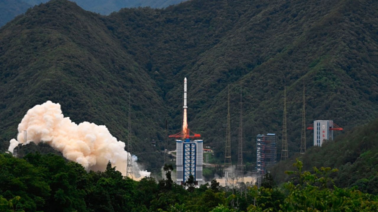 China e França lançam satélite para detectar explosões cósmicas  Lorena Bueri