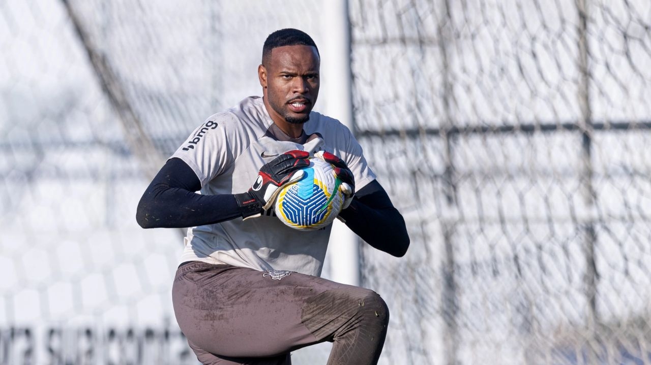 António Oliveira diz que o goleiro Carlos Miguel não joga mais pelo Corinthians Lorena Bueri