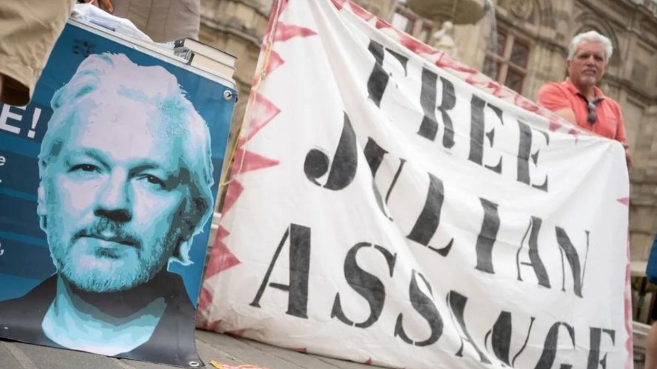 Com acordo de confissão firmado, Julian Assange está livre  Lorena Bueri